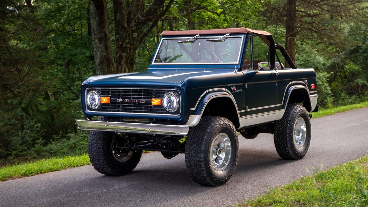 Ford Bronco Gateway to idealny sleeper. Pod maską skrywa 5-litrowe V8