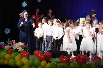 Dzień Mamy i Taty 2025 w przedszkolu Sióstr Służebniczek w Aleksandrowie Kujawskim. Na scenie wystąpili także rodzice. Zdjęcia