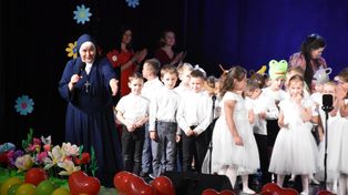 Dzień Mamy i Taty 2025 w przedszkolu Sióstr Służebniczek w Aleksandrowie Kujawskim. Na scenie wystąpili także rodzice. Zdjęcia