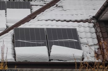 Fotowoltaika zimą. Eksperci radzą, co zrobić ze śniegiem