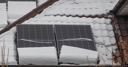 Fotowoltaika zimą. Eksperci radzą, co zrobić ze śniegiem