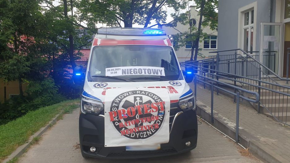 Warszawa. Protest ratowników medycznych przed budynkiem resortu zdrowia. Demonstrujący żądają podwyższenia płac i zmian w klasyfikacjach urzędowych ich zawodu