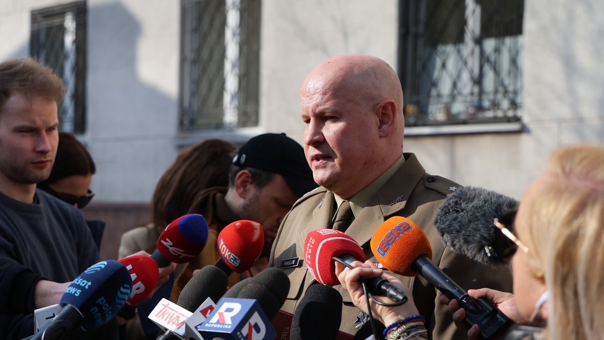 Warszawa, 21.03.2025. Rzecznik Naczelnej Prokuratury Wojskowej mjr Marcin Maksjan udziela wypowiedzi przed Prokuraturą Okręgową w Warszawie, 21 bm. gdzie Mariusz Błaszczak usłyszał zarzuty ws. odtajnienia w 2023 r. części planu użycia Sił Zbrojnych RP "Warta". (ad) PAP/Paweł Supernak