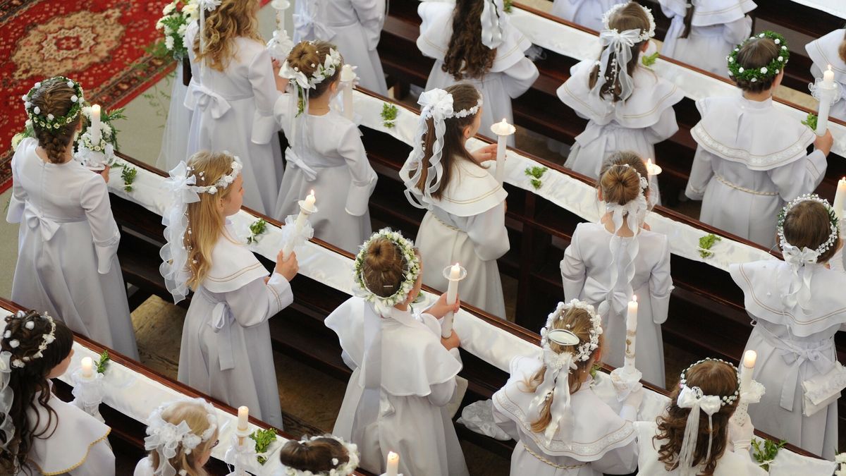 Ksiądz żąda od parafian "dopłaty" za komunię ich dzieci.