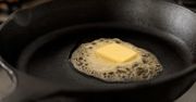 Dietetyk wskazał najlepszy tłuszcz do smażenia. Nie zamienia się na patelni w truciznę jak inne