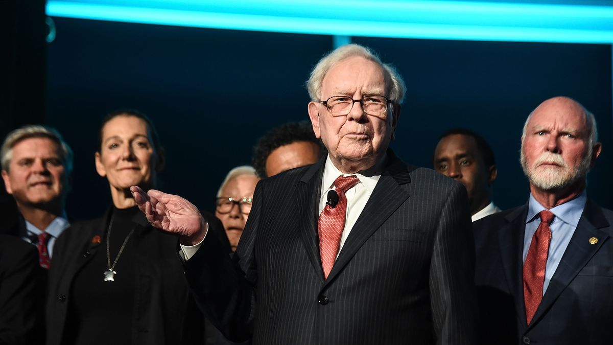 Forbes Media Centennial Celebration
NEW YORK, NY - SEPTEMBER 19:  Philanthropist Warren Buffett (C) is joined onstage by 24 other philanthropist and influential business people featured on the Forbes list of 100 Greatest Business Minds during the Forbes Media Centennial Celebration at Pier 60 on September 19, 2017 in New York City.  (Photo by Daniel Zuchnik/WireImage)
Daniel Zuchnik
