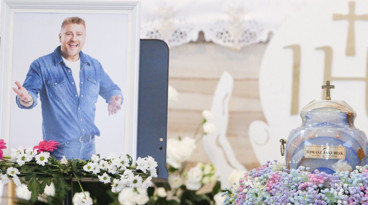 Żałobnicy nie przyszli ubrani na czarno na pogrzeb Jakubiaka. Wiadomo, dlaczego