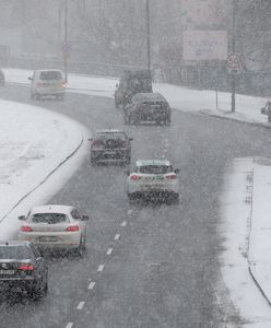 Warszawa. Sypnęło śniegiem, zakorkowane ulice i opóźnione autobusy. Na drogach posypywarki