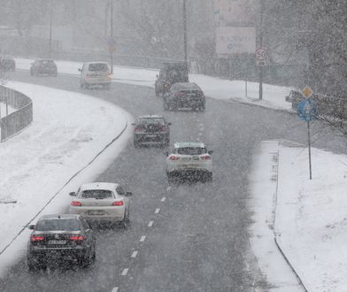 Warszawa. Sypnęło śniegiem, zakorkowane ulice i opóźnione autobusy. Na drogach posypywarki