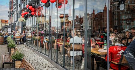 Luzowanie obostrzeń. Co się zmienia od piątku?