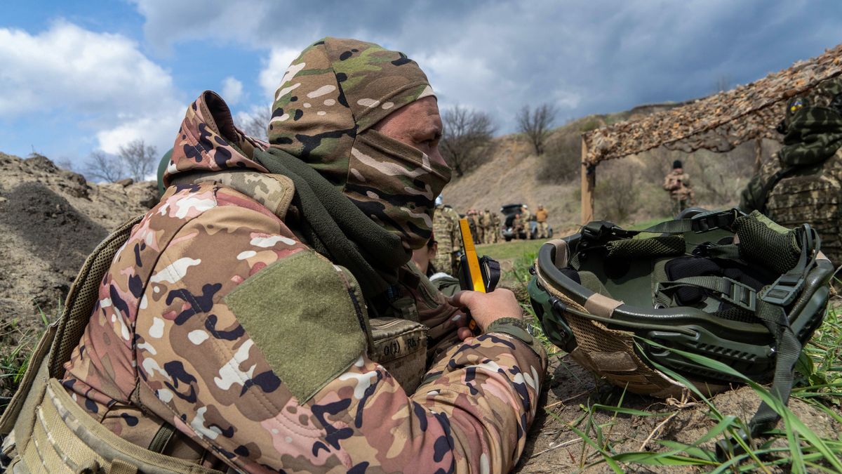 Obwód charkowski, 11.04.2025. Szkolenie poligonowe jednej z grup studentów Narodowego Ruchu Oporu w zakresie szkolenia ogniowego i taktycznego w obwodzie charkowskim, 11 bm. Podczas zajęć studenci ćwiczyli strzelanie z broni automatycznej do celów stacjonarnych oraz walkę z wrogą grupą dywersyjno-rozpoznawczą (DRG). Trwa inwazja Rosji na Ukrainę. (sko) PAP/Mykola Kalyeniak