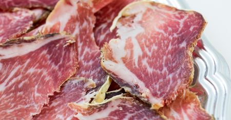 Wystarczy 50 gramów dziennie. Zwiększa ryzyko raka żołądka i jelit
