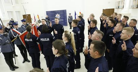 Ślubowali na sztandar. Nowi policjanci w szeregach lubelskiej policji. Wśród nich jest 8 kobiet