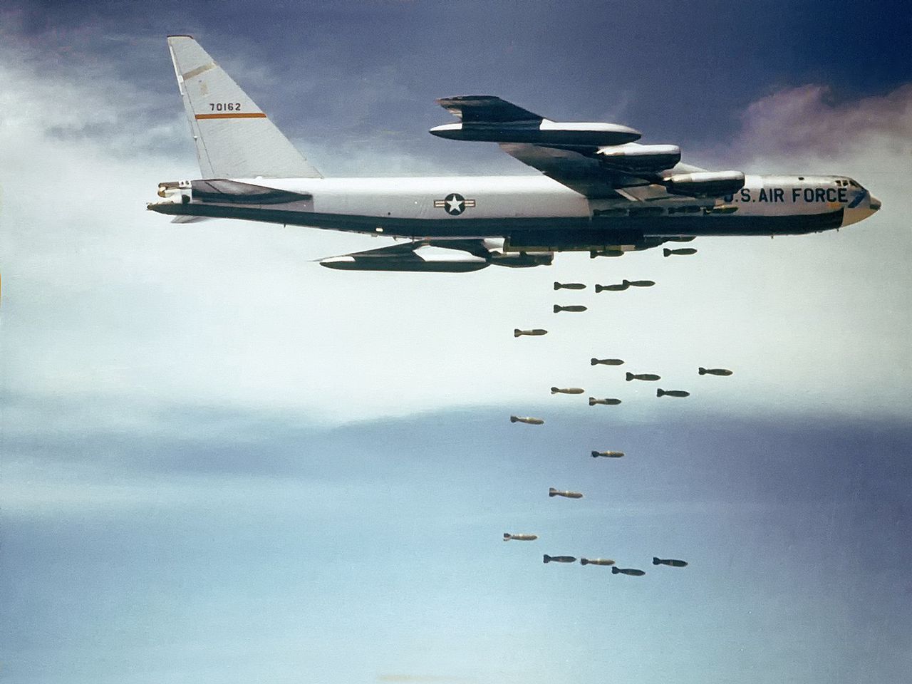 Bombowiec B-52 zrzucający bomby.