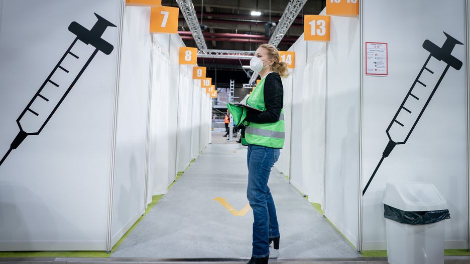 Koronawirus w Niemczech. Policja ostrzega przed zamachami na centra szczepień