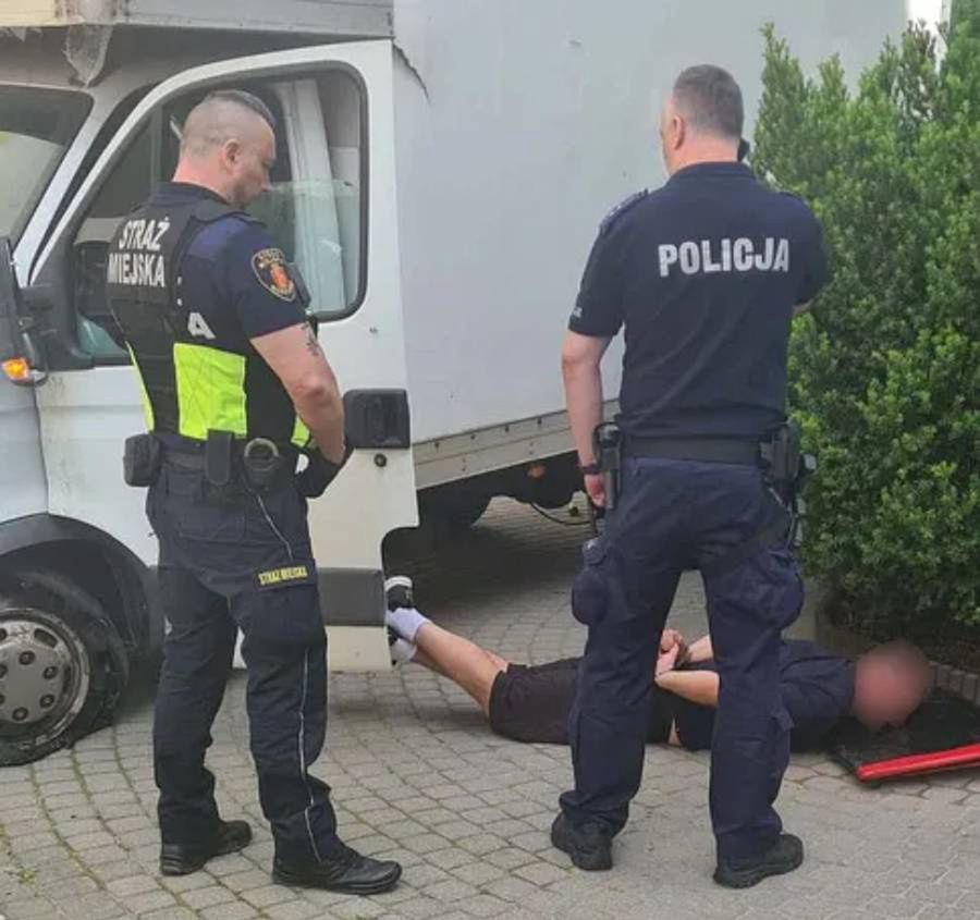 Warszawa: 39-latek wtargnął samochodem na teren sądu na Bemowie. Dramatyczna interwencja straży miejskiej