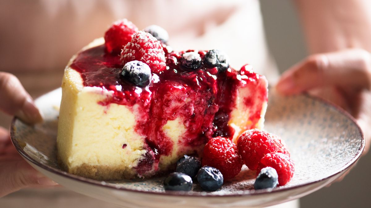 Sernik z dodatkiem owoców to świetna alternatywa dla klasyka