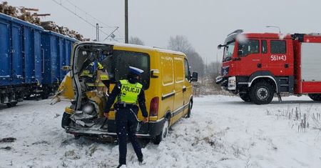 Wjechał pod pociąg. 53-latek może mówić o sporym szczęściu