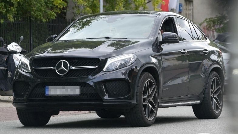 Krzysztof Ibisz odbiera żonę i syna ze szpitala