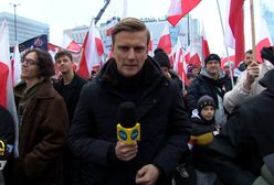 Reporter "Faktów" TVN na marszu. W tle okrzyki