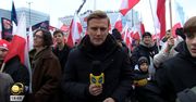 Reporter "Faktów" TVN na marszu. W tle okrzyki