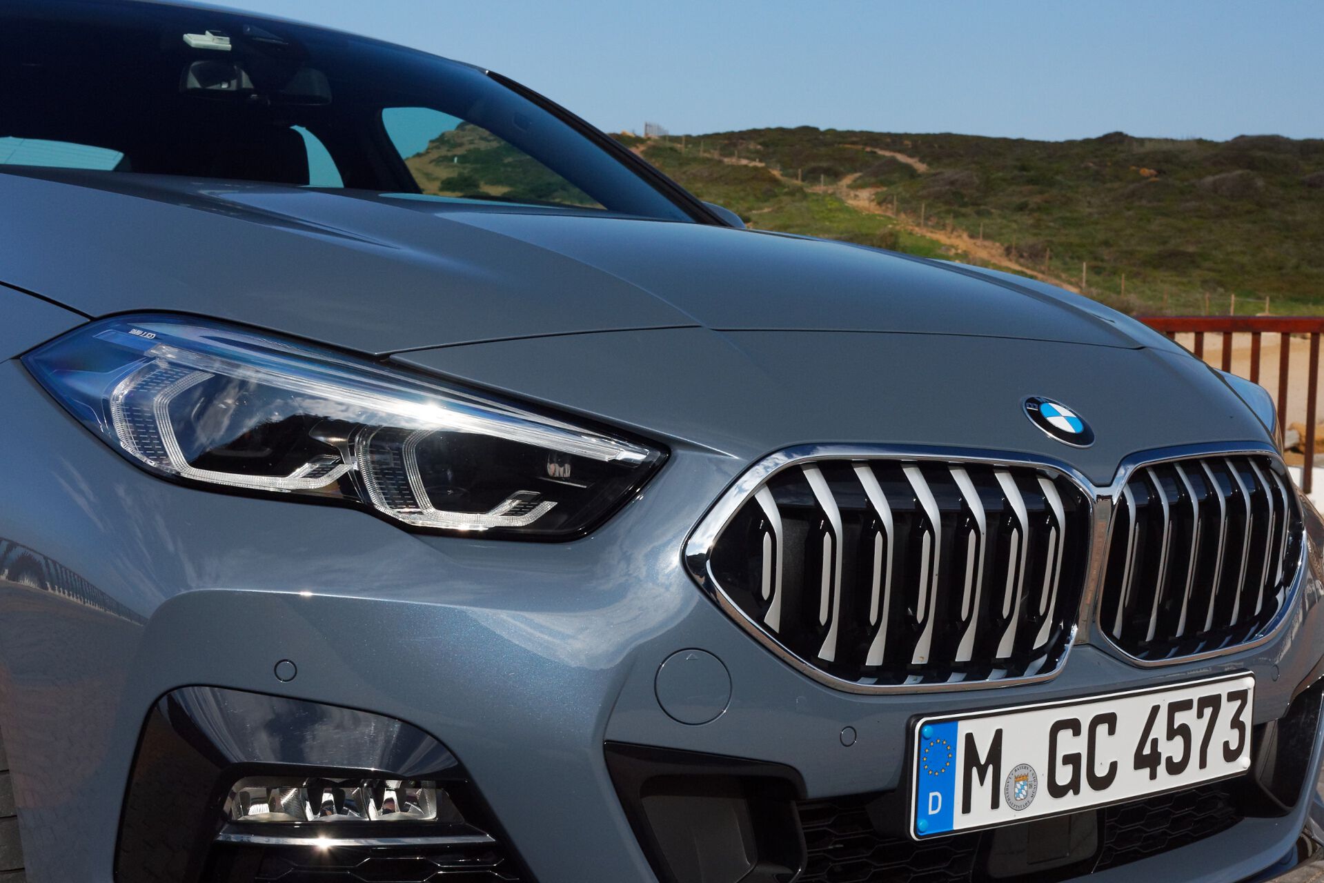Samochód jest przygotowany pod hybrydową jednostkę napędową. Na razie BMW nie zdradza jednak, kiedy trafi ona do oferty