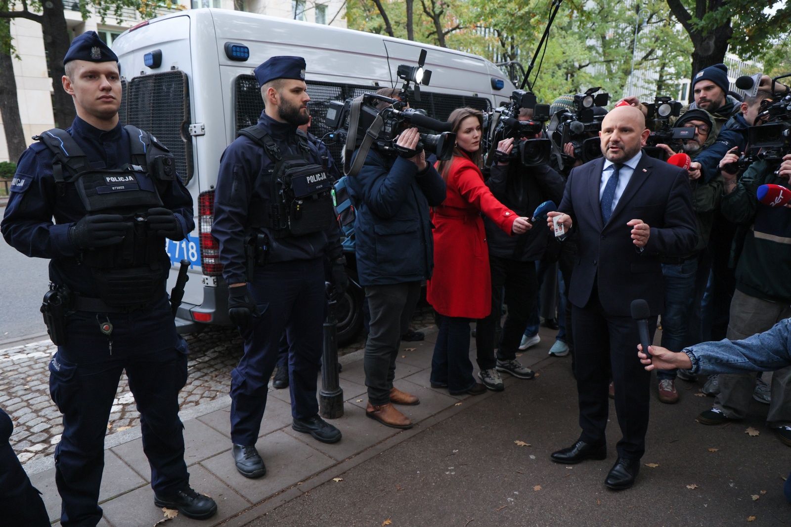 Pod TK zbierają się ludzie. Protest po ślubowaniu Berka [NA ŻYWO]