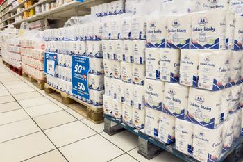 Konsumenci się cieszą, branża alarmuje. "Mamy nadprodukcję"
