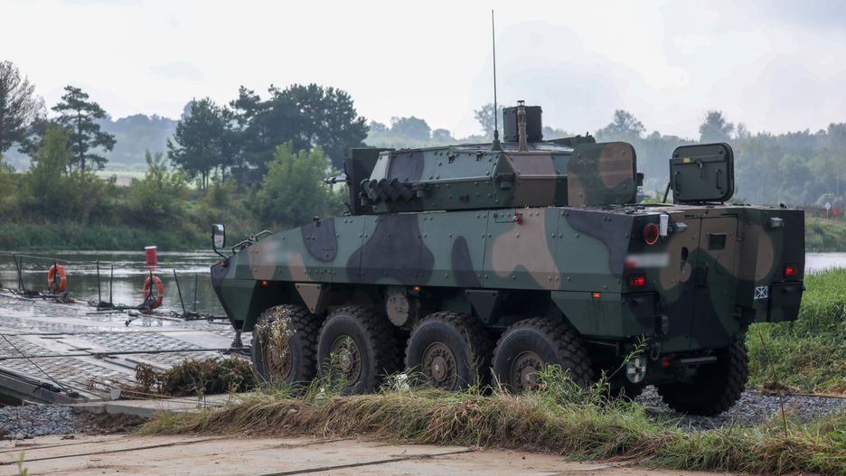 Nowogród (pow. łomżyński), 04.09.2025. Przeprawa przez rzekę Narew w okolicach Nowogrodu w ramach ćwiczeń wojskowych pk. "Żelazny obrońca 2025", 4 bm. (jm) PAP/Artur Reszko
