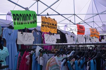 Gorlice: Na Jarmarku Pogórzańskim królują letnie wyprzedaże.