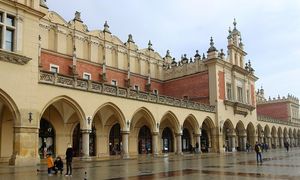 Turysta z Japonii kupił pamiątki w Sukiennicach. Pochwalił niskie ceny