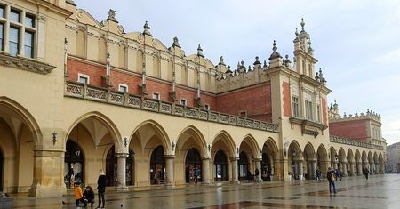 Turysta z Japonii kupił pamiątki w Sukiennicach. Pochwalił niskie ceny