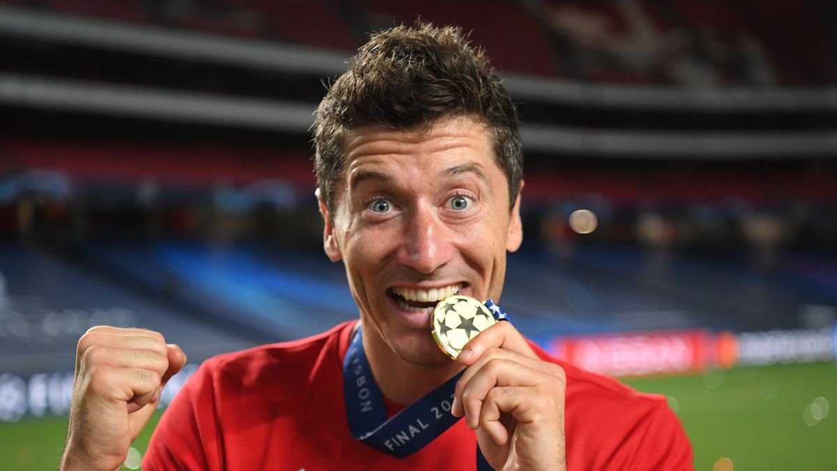 LISBON, PORTUGAL - AUGUST 23: Robert Lewandowski of FC Bayern Munich celebrates with his UEFA Champions League winners medal following his team's victory in the UEFA Champions League Final match between Paris Saint-Germain and Bayern Munich at Estadio do Sport Lisboa e Benfica on August 23, 2020 in Lisbon, Portugal. (Photo by Michael Regan - UEFA/UEFA via Getty Images)