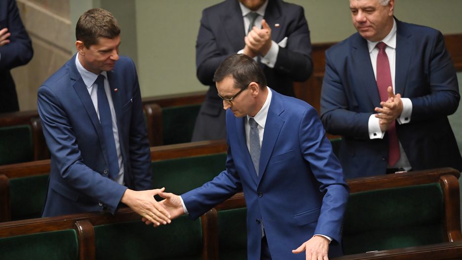 Warszawa, 04.06.2020. Premier RP Mateusz Morawiecki (C), wicepremier, minister aktywów państwowych Jacek Sasin (P) i minister edukacji narodowej Dariusz Piontkowski (L) na sali plenarnej Sejmu, 4. bm. W dniu dzisiejszym został zmieniony porzšdek obrad ponieważ do Sejmu wpłynš wniosek o wotum zaufania dla rzšdu. Przewidziane jest wystšpienie prezydenta. (aldg) PAP/Radek Pietruszka