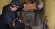 Tym ludzie palą w piecach. Mundurowi weszli do kamienicy w centrum Leszna