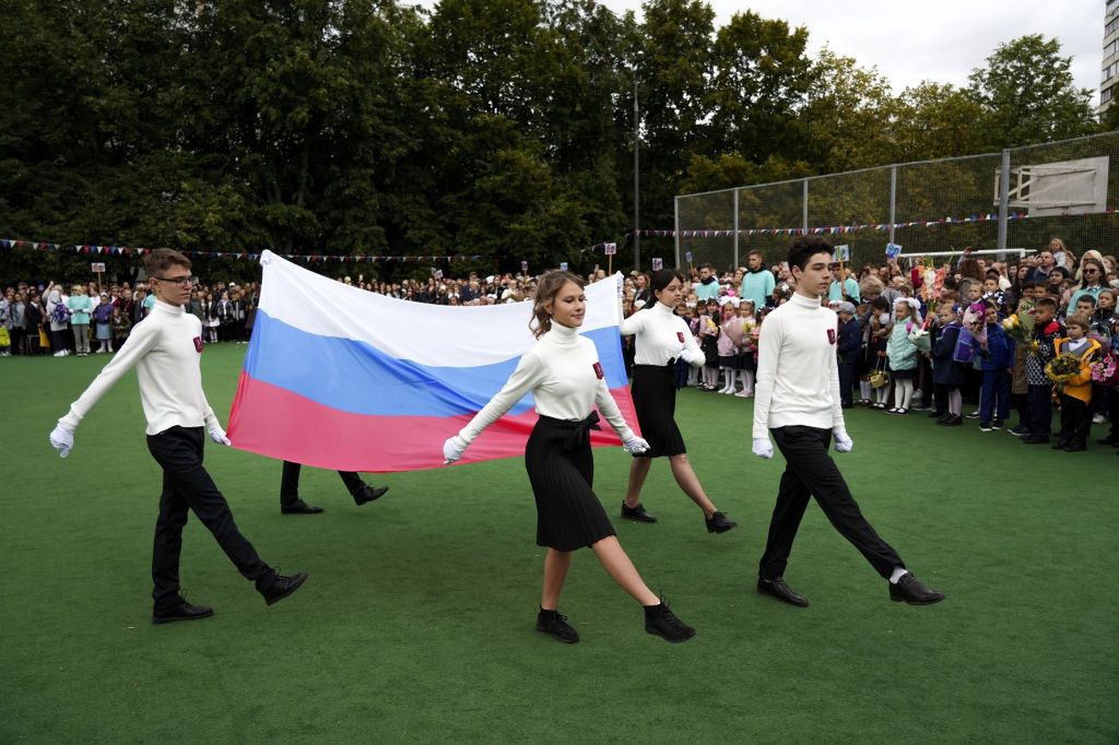 W każdy poniedziałek w szkołach w Rosji odbywa się wciągnięcie flagi na maszt