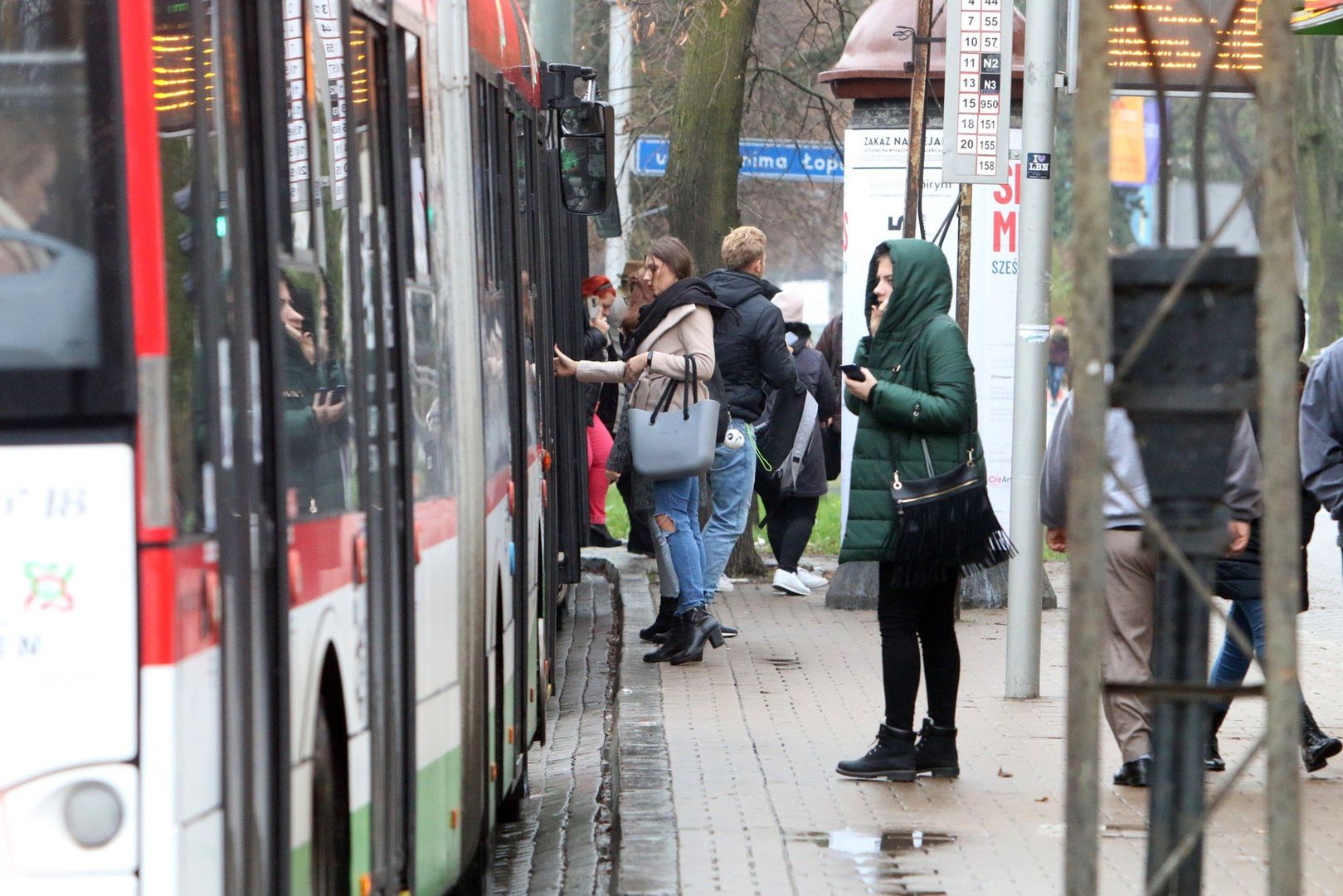 Jakie ulgi dla seniorów po 60. roku życia? Zniżki i dodatki: Komunikacja miejska