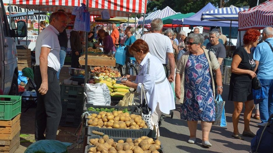 Ciepła, słoneczna pogoda sprzyjała sprzedającym i kupującym na targu w Stalowej Woli