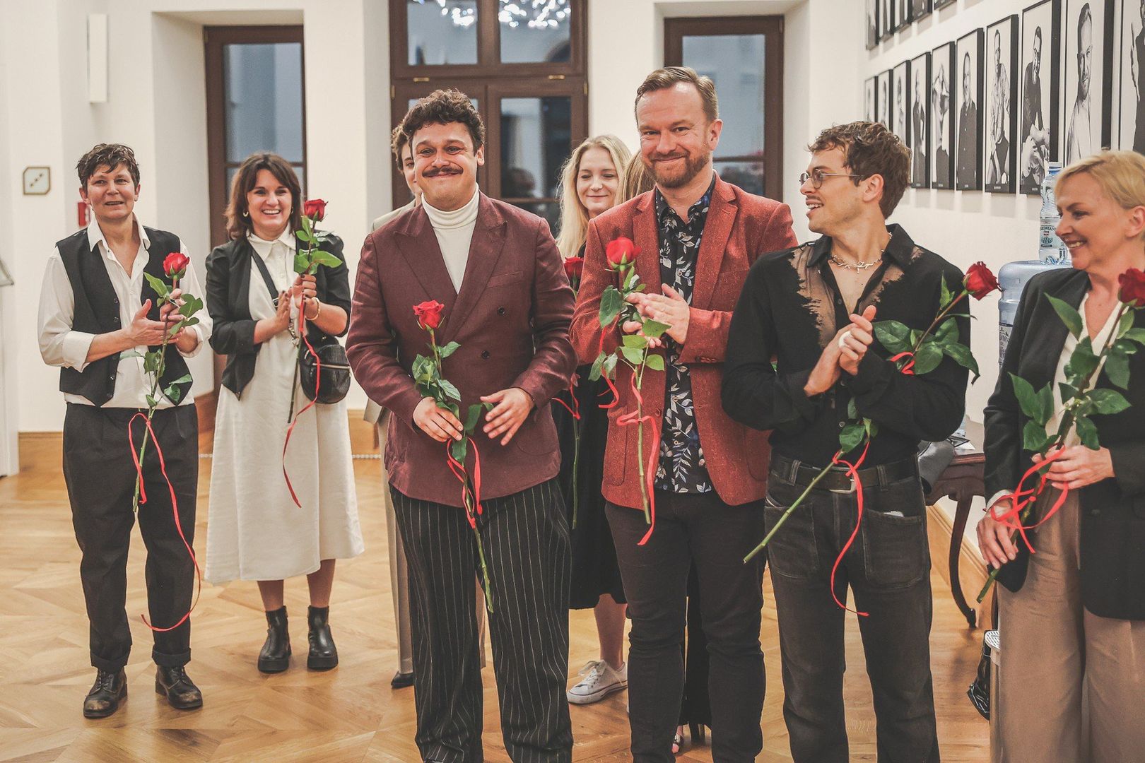 Na zdjęciu od lewej: Dawid Żłobiński - aktor, Agata Skwarczyńska - scenografka, reżyser Jakub Skrzywanek, z tyłu - Klaudia Sobura - inspicjentka i sulferka, Łukasz Próchniewicz - aktor, Jakub Golla - aktor i Beata Wojciechowska - aktorka.