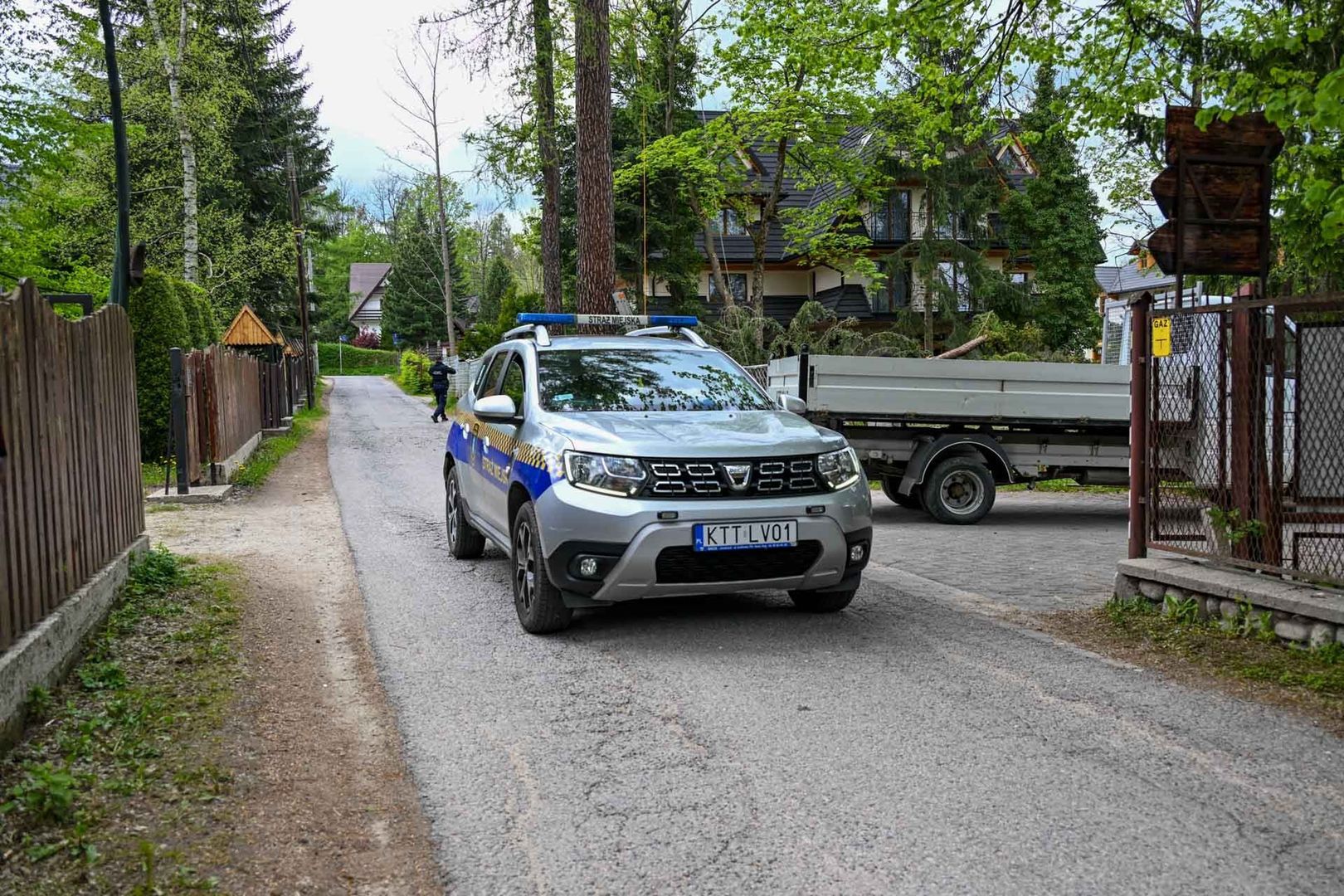 Przy ul. Brzozowskiego w Zakopanem trwa nielegalna wycinak drzew. Na miejscu zawsze wzywana jest policja i straż miejska, ale nielegalny proceder trwa.