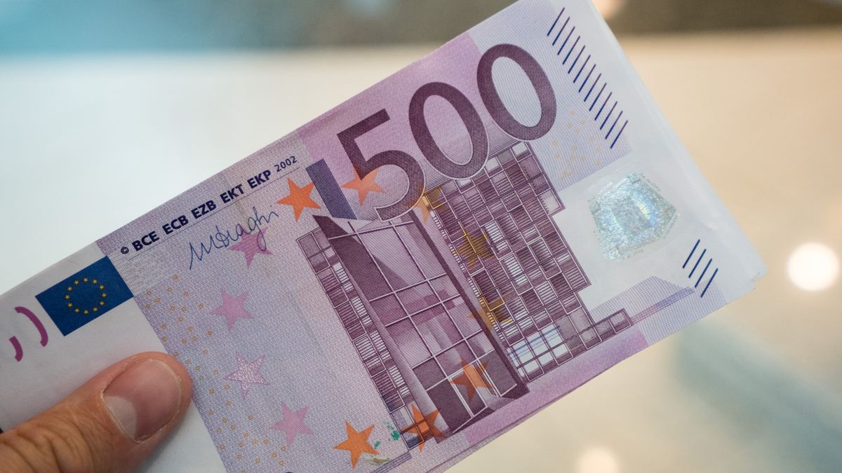 Kursy walut NBP 17.08.2020 Poniedziałkowy kurs euro, funta, dolara i franka szwajcarskiego 