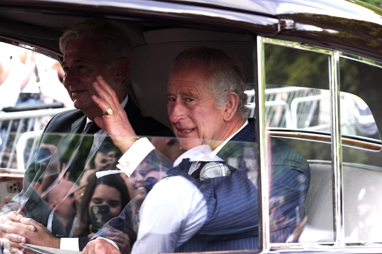 Tłumy przed Pałacem Buckingham. Tak powitano króla