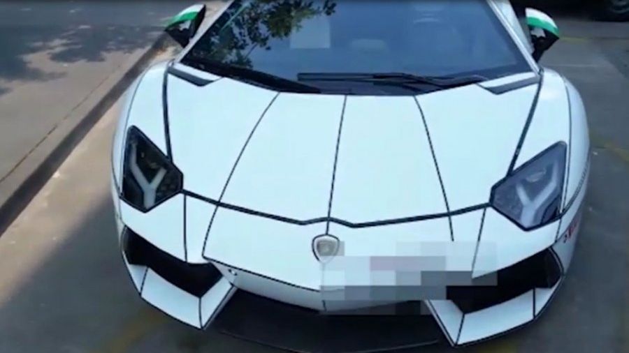 Wyjątkowy Aventador czeka na policyjnym parkingu w Warszawie