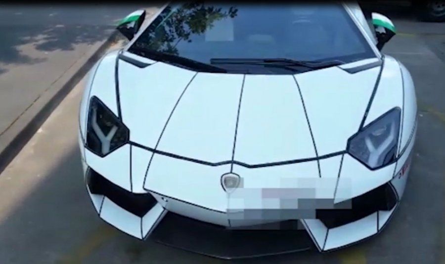 Wyjątkowy Aventador czeka na policyjnym parkingu w Warszawie