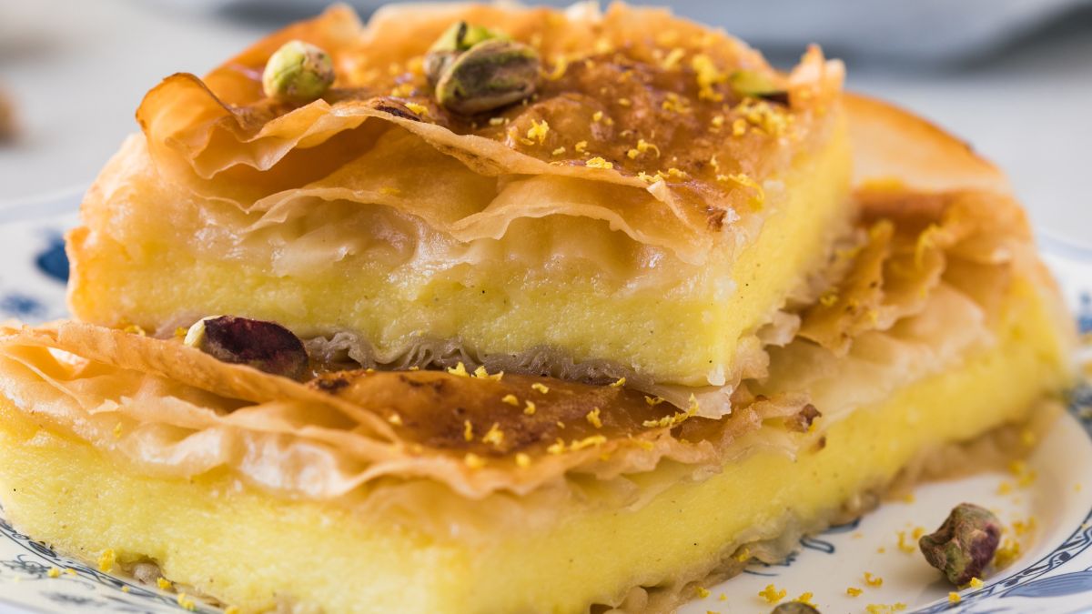 Galaktoboureko to pyszny i słodki deser ze słonecznej Grecji