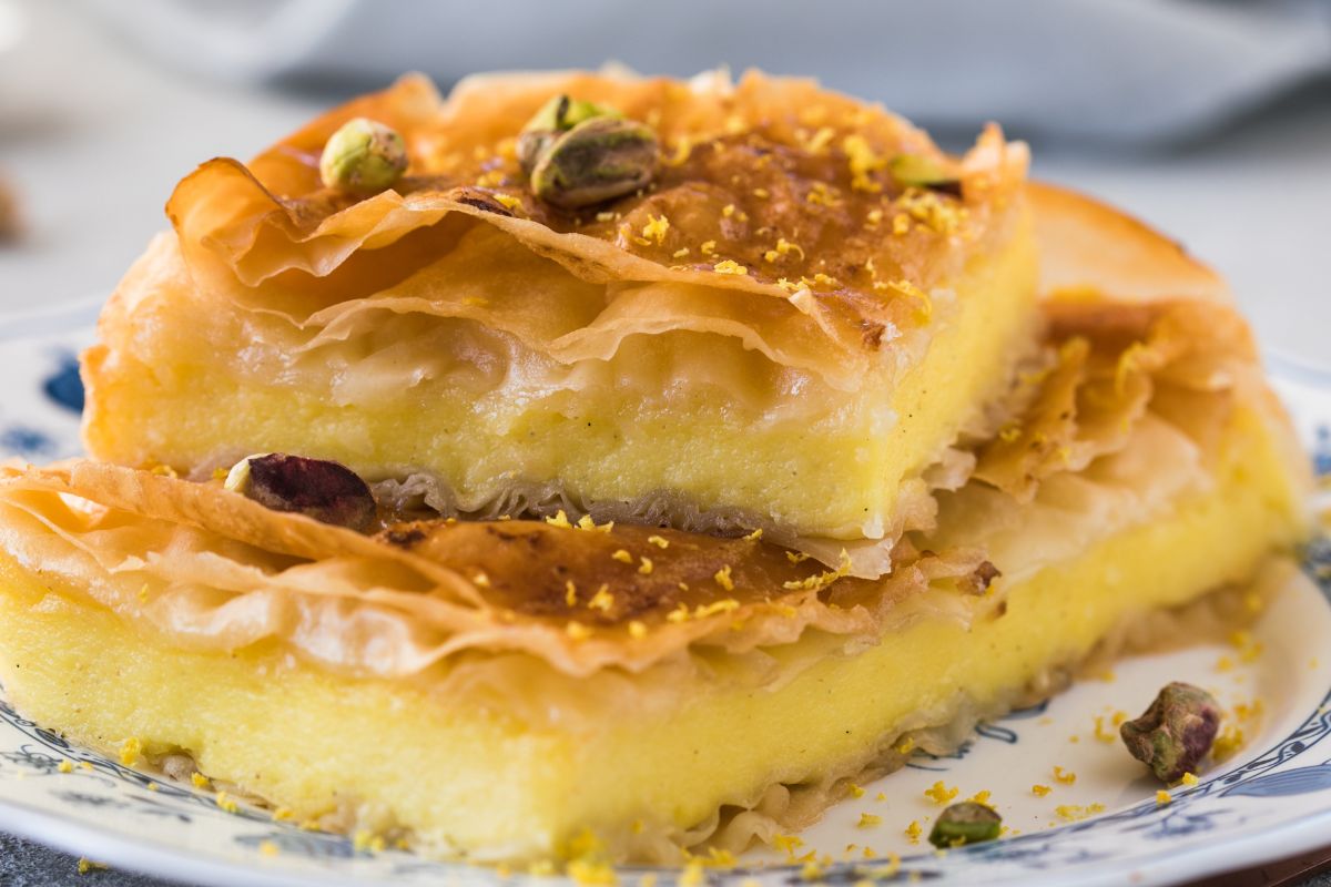 Galaktoboureko to pyszny i słodki deser ze słonecznej Grecji