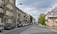 Warszawa. Na środku ulicy wystrzeliła fontanna wody