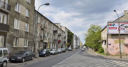 Warszawa. Na środku ulicy wystrzeliła fontanna wody
