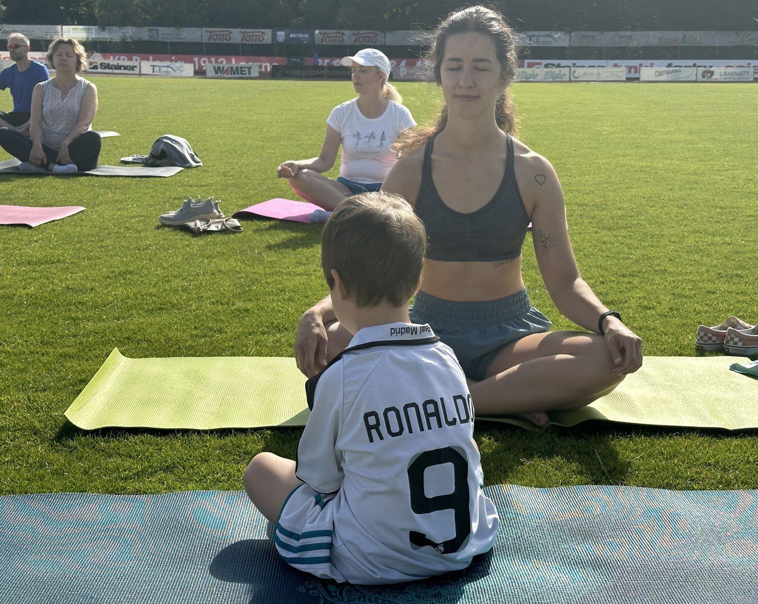 Joga na stadionie w Lesznie