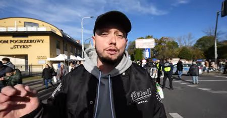 "Kiełbasy, kebaby". Na cmentarzu "jak na jarmarku".